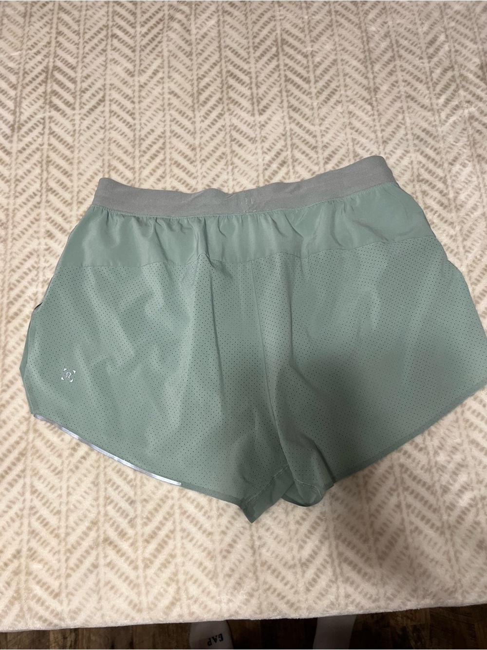 Lululemon Medium Women’s Lightweight Mint Green Running Shorts - Picture 2 of 8